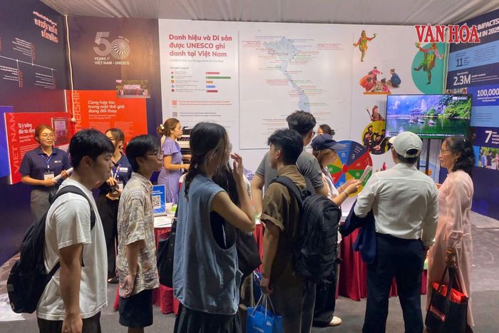 Ngay trong ngày đầu tiên, rất đông người dân Thủ đô và du khách đã có mặt để khám phá lễ hội