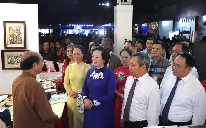 Phó Thủ tướng Chính phủ Phạm Thị Thanh Trà; Bộ trưởng Bộ VHTTDL Lâm Thị Phương Thanh; Chủ tịch UBND TP. Hà Nội Vũ Đại Thắng và các đại biểu tham quan các gian trưng bày trước giờ khai mạc