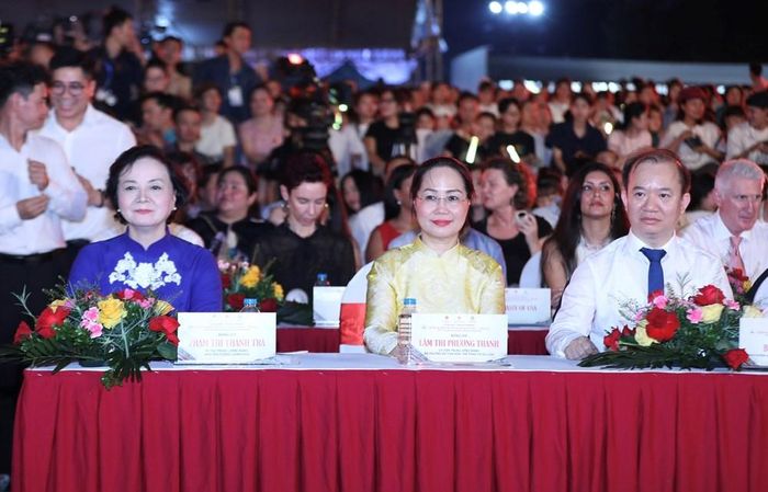 Các đại biểu dự Lễ khai mạc