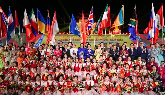 Phó Thủ tướng Phạm Thị Thanh Trà, Bộ trưởng Bộ VHTTDL Lâm Thị Phương Thanh cùng các đại biểu chụp ảnh lưu niệm với các nghệ sĩ tham gia chương trình