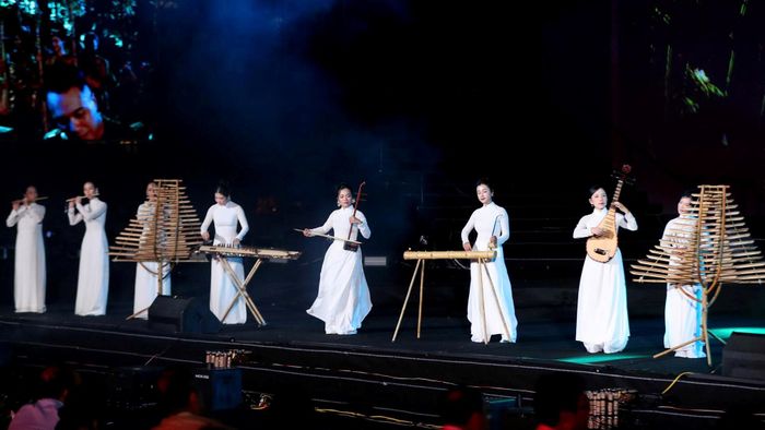 Dàn nhạc cụ dân tộc được giới thiệu đến bạn bè năm châu tại Lễ hội