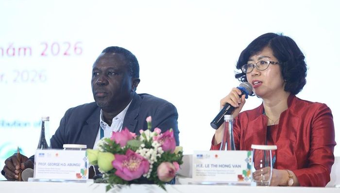 Giáo sư George Okello Abungu, Đại học Quốc gia Úc (Canberra), nguyên Tổng Giám đốc Bảo tàng Quốc gia Kenya, đồng chủ tọa Hội nghị Đối thoại châu Á - Thái Bình Dương về Di sản và Tính xác thực và bà Lê Thị Hồng Vân, Tổng Thư ký Ủy ban quốc gia UNESCO Việt Nam điều hành phiên thông qua Văn kiện Hà Nội. Ảnh: BTC