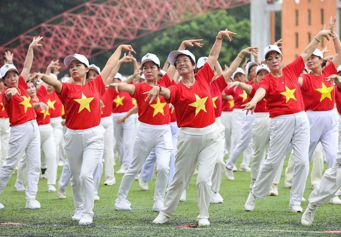 Xác lập kỷ lục Việt Nam với sự kiện biểu diễn dân vũ có số lượng người cao tuổi cùng tham gia đông nhất. Ảnh: Thanh Tùng/TTXVN