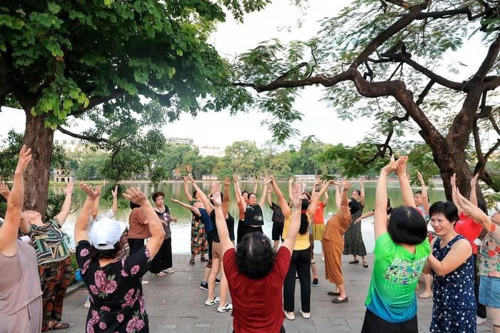 Không khí sôi nổi trong một buổi tập thể dục tập thể của những phụ nữ lớn tuổi bên hồ Hoàn Kiếm. Ảnh: Phạm Tuấn Anh - TTXVN