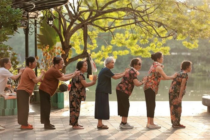 Nhóm phụ nữ cao tuổi phối hợp thực hiện bài tập vận động, tạo không khí vui tươi và gắn kết trong sinh hoạt cộng đồng. Ảnh: Phạm Tuấn Anh - TTXVN