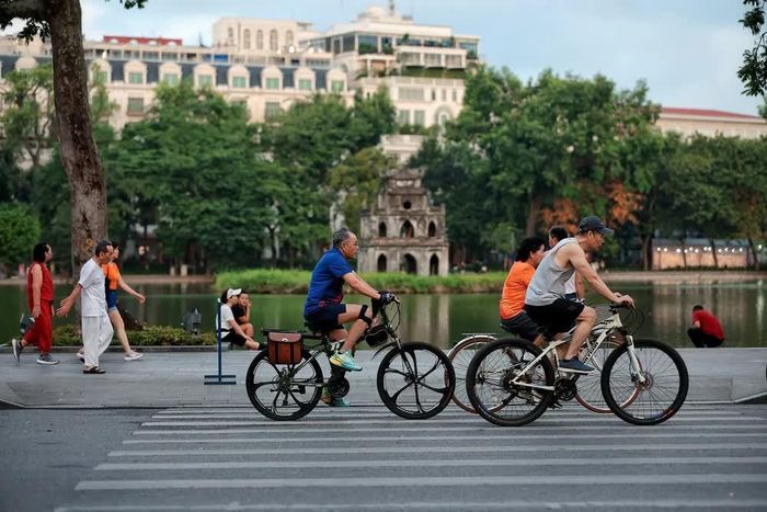 Người cao tuổi đạp xe tập thể dục tạo nên nhịp sống khỏe khoắn giữa trung tâm Thủ đô. Ảnh: Phạm Tuấn Anh - TTXVN
