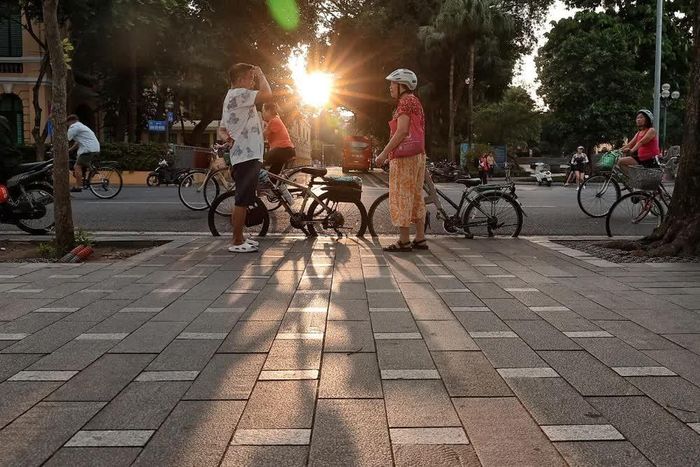 Người dân đạp xe rèn luyện thể lực trên các tuyến phố quanh hồ Hoàn Kiếm vào buổi sáng. Ảnh: Phạm Tuấn Anh - TTXVN