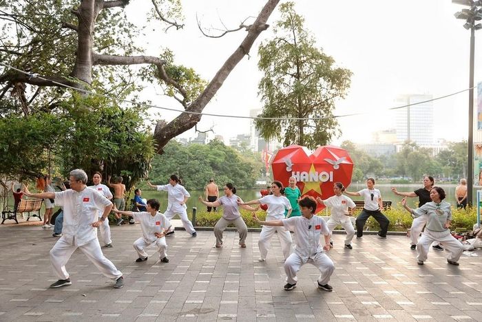 Một nhóm người cao tuổi tập "Thái cực quyền" bên hồ Hoàn Kiếm. Ảnh: Phạm Tuấn Anh - TTXVN