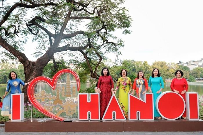 Những phụ nữ lớn tuổi trong tà áo dài lưu lại khoảnh khắc tận hưởng buổi sáng mùa thu. Ảnh: Phạm Tuấn Anh - TTXVN
