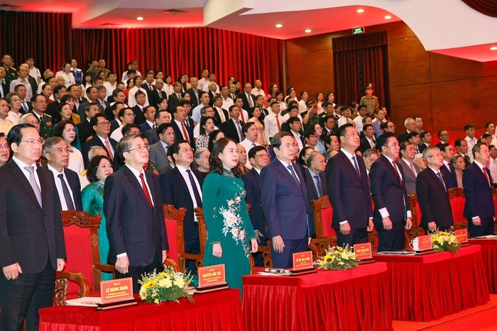 Chủ tịch Quốc hội Trần Thanh Mẫn và đại biểu thực hiện nghi lễ chào cờ. Ảnh: Doãn Tấn - TTXVN