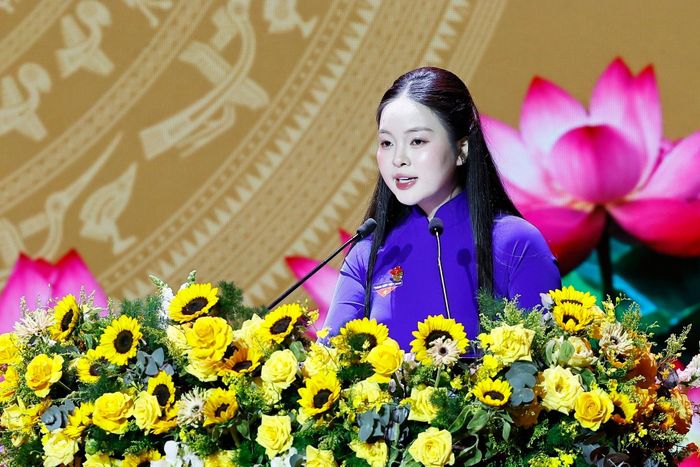 Em Lê Nguyễn Gia Hân, sinh viên Viện Nghiên cứu và Đào tạo Việt - Anh, Đại học Đà Nẵng, đại diện thế hệ trẻ phát biểu. Ảnh: Doãn Tấn - TTXVN