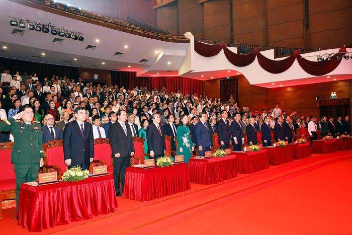 Chủ tịch Quốc hội Trần Thanh Mẫn và đại biểu thực hiện nghi lễ chào cờ. Ảnh: Doãn Tấn - TTXVN