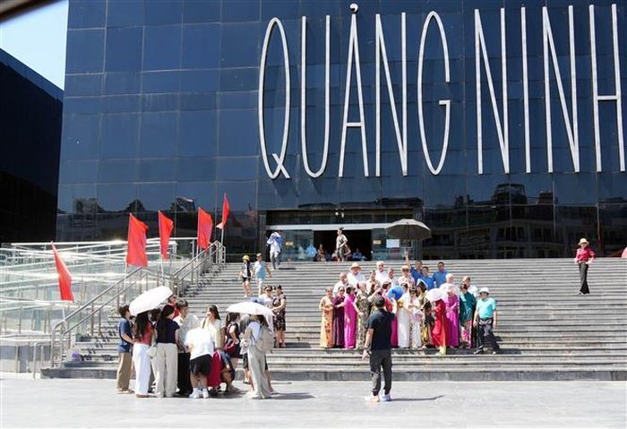 Khách du lịch chụp ảnh lưu niệm ở khu Bảo tàng Thư viện tỉnh Quảng Ninh. Ảnh: Văn Đức - TTXVN