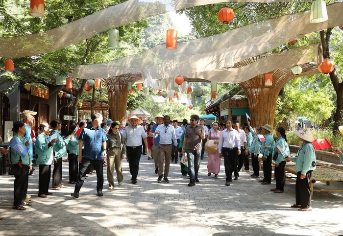 Đoàn đại biểu UNESCO thăm Quần thể danh thắng Tràng An. Ảnh: Đức Phương - TTXVN