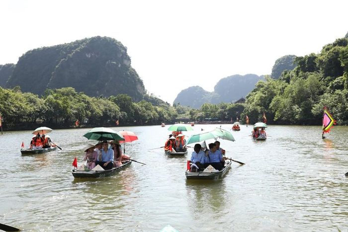 Đoàn đại biểu UNESCO thăm Quần thể danh thắng Tràng An. Ảnh: Đức Phương - TTXVN