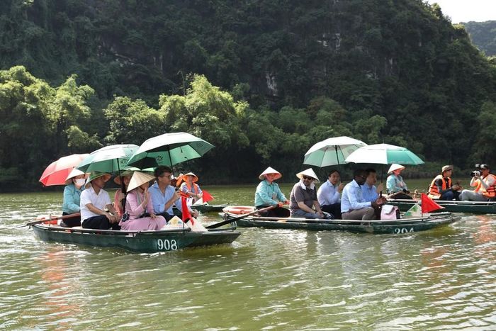 Đoàn đại biểu UNESCO tham quan Quần thể danh thắng Tràng An. Ảnh: Đức Phương - TTXVN