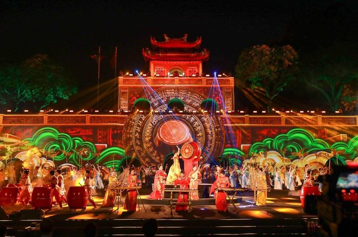 Những tiết mục nghệ thuật của các nghệ sĩ Việt Nam đưa khán giả trở về với những giá trị văn hóa được trao truyền qua các thế hệ. Ảnh: Khánh Hoà - TTXVN