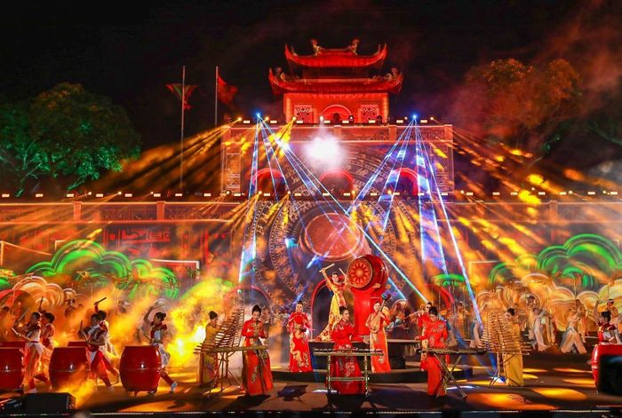 Những tiết mục nghệ thuật của các nghệ sĩ Việt Nam đưa khán giả trở về với những giá trị văn hóa được trao truyền qua các thế hệ. Ảnh: Khánh Hoà - TTXVN