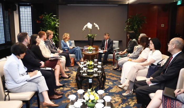 Thứ trưởng Thường trực Nguyễn Minh Vũ trong buổi tiếp Phó Đại sứ Hoa Kỳ Courtney Beale và các vị khách quốc tế tại Hà Nội. Ảnh: Bộ Ngoại giao