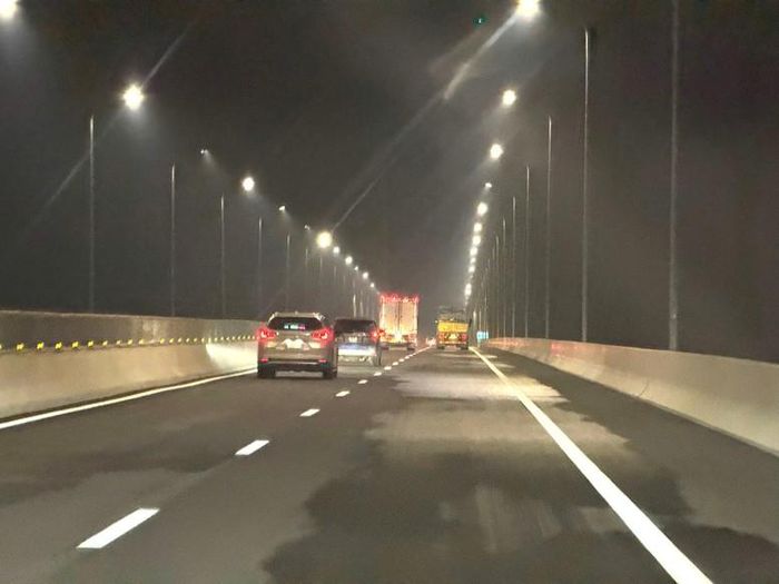Xe di chuyển tốc độ tối đa 80 km/h qua cầu Phước Khánh - Ảnh: chinhphu.vn/Nhâm Tuệ