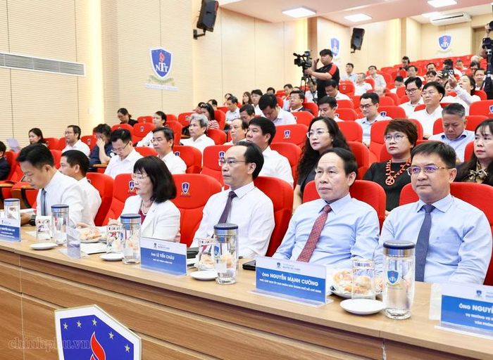 Hội nghị nhằm đánh giá kết quả thực hiện nhiệm vụ năm học 2025-2026, triển khai các chủ trương, chính sách mới của Đảng và Chính phủ về giáo dục đại học - Ảnh: chinhphu.vn/Thu Sa