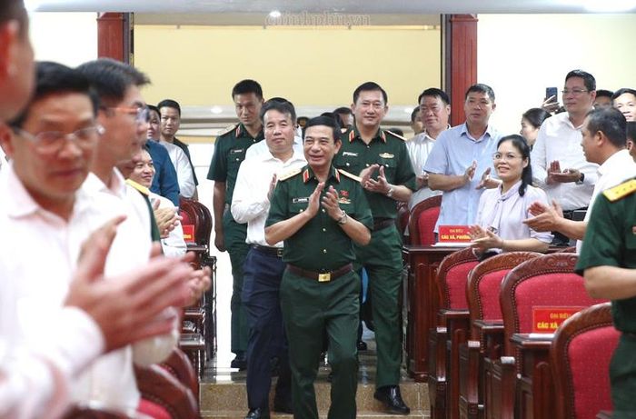 Đại tướng Phan Văn Giang, Ủy viên Bộ Chính trị, Phó Thủ tướng Chính phủ, Bộ trưởng Bộ Quốc phòng tiếp xúc cử tri của một số đơn vị quân đội và 37 xã, phường khu vực phía bắc tỉnh Thái Nguyên - Ảnh: chinhphu.vn/Nguyễn Hoàng