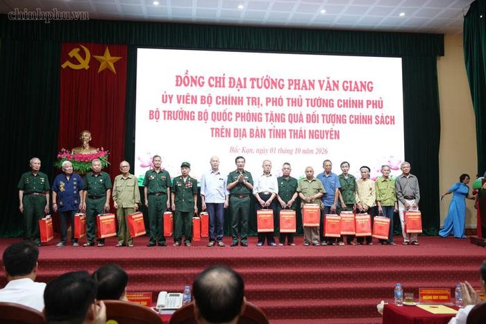 Đại tướng Phan Văn Giang, Ủy viên Bộ Chính trị, Phó Thủ tướng Chính phủ, Bộ trưởng Bộ Quốc phòng tặng quà cho các đối tượng chính sách trên địa bàn phường Bắc Kạn và phường Đức Xuân của tỉnh Thái Nguyên - Ảnh: chinhphu.vn/Nguyễn Hoàng
