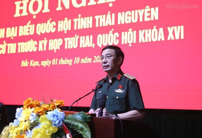 Phó Thủ tướng, Bộ trưởng Bộ Quốc phòng Phan Văn Giang trao đổi, chia sẻ, trả lời các ý kiến phát biểu, kiến nghị của cử tri - Ảnh: chinhphu.vn/Nguyễn Hoàng