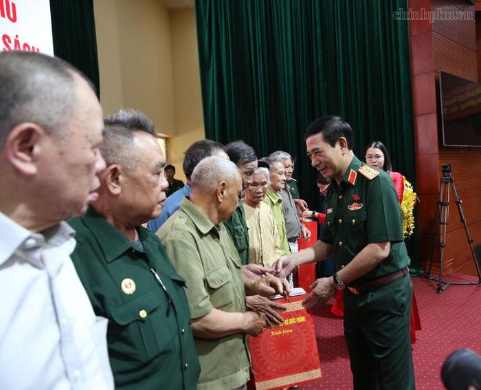 Đại tướng Phan Văn Giang, Ủy viên Bộ Chính trị, Phó Thủ tướng Chính phủ, Bộ trưởng Bộ Quốc phòng tặng quà cho các đối tượng chính sách trên địa bàn phường Bắc Kạn và phường Đức Xuân của tỉnh Thái Nguyên - Ảnh: chinhphu.vn/Nguyễn Hoàng