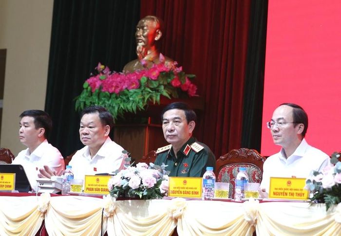 Phó Thủ tướng, Bộ trưởng Bộ Quốc phòng Phan Văn Giang lắng nghe các ý kiến, kiến nghị của cử tri - Ảnh: chinhphu.vn/Nguyễn Hoàng