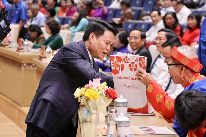 Bí thư Thành ủy Hải Phòng Lê Ngọc Châu tặng quà người cao tuổi tiêu biểu từ 90 tuổi trở lên đang cư trú trên địa bàn thành phố Hải Phòng - Ảnh: chinhphu.vn/Thu Giang