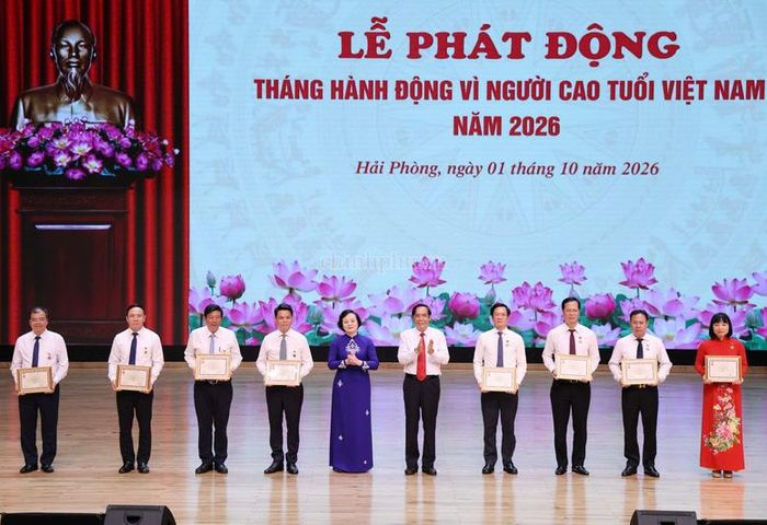 Phó Thủ tướng Phạm Thị Thanh Trà trao kỷ niệm chương, bằng khen cho các tổ chức, cá nhân có nhiều đóng góp cho công tác chăm sóc, phát huy vai trò người cao tuổi - Ảnh: chinhphu.vn/Thu Giang