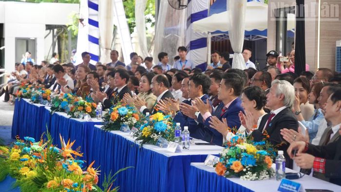 Đại biểu chúc mừng bệnh viện tư nhân thứ 97 tại Thành phố Hồ Chí Minh đi vào hoạt động.