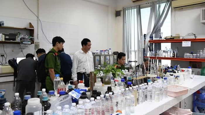 Cơ quan chức năng khám xét phòng thí nghiệm tại các trung tâm quan trắc môi trường. (Ảnh: C04)