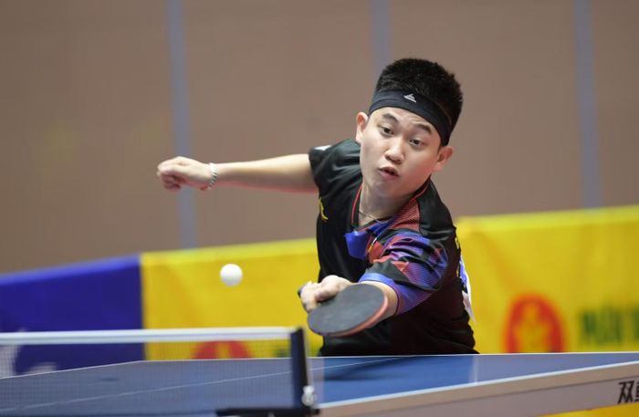 Lê Đình Đức thi đấu xuất sắc khi thắng cả hai tay vợt mạnh là Nguyễn Anh Tú (Hà Nội) và Đoàn Bá Tuấn Anh (Hải Phòng) để góp công lớn mang lại tấm Huy chương Vàng đồng đội nam cho Công an nhân dân-T&T. (Ảnh: T&T)