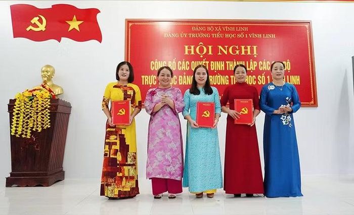 Tổ chức lại các Chi bộ Đảng tại Trường tiểu học số 1 Vĩnh Linh. (Ảnh: Mỹ Hằng)