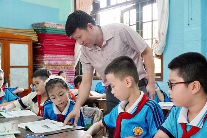  Thầy Hoàng Công Thành, Phó Hiệu trưởng Trường tiểu học Kim Đồng, sau sắp xếp thầy trở lại làm giáo viên tại Trường tiểu học số 1 Vĩnh Linh. (Ảnh: Mỹ Hằng) 