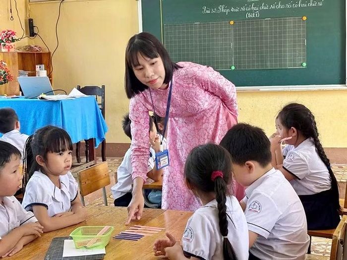  Giáo viên Trường tiểu học số 1 Vĩnh Linh yêu nghề, yêu trò. (Ảnh: Mỹ Hằng) 