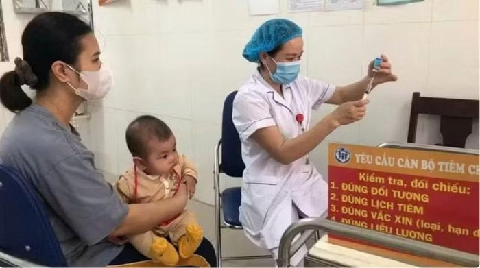 Cán bộ y tế tiêm vaccine cho trẻ trong độ tuổi để phòng các bệnh truyền nhiễm trên địa bàn Hà Nội. (Ảnh: Báo Nhân Dân)