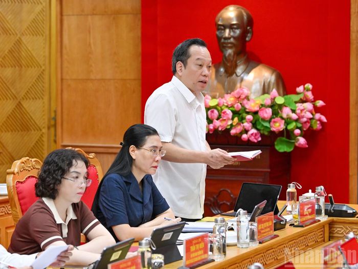 Phó Bí thư chuyên trách Đảng ủy các cơ quan Đảng Trung ương Đỗ Việt Hà trình bày báo cáo tại hội nghị.
