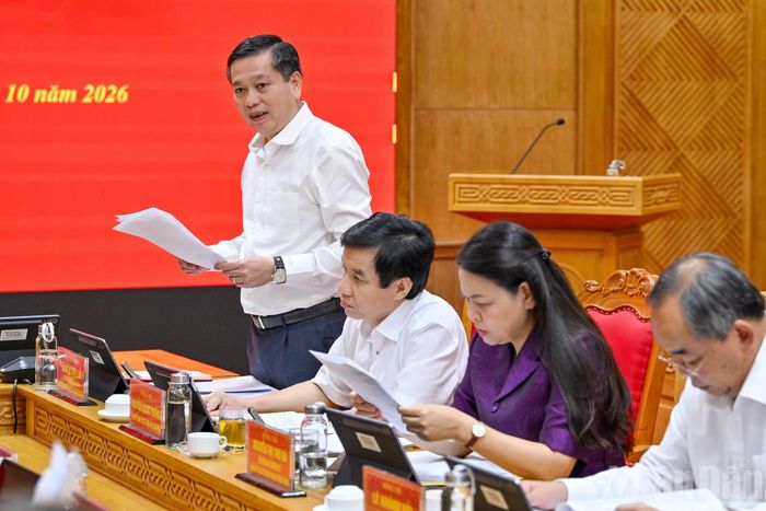 Phó Bí thư Thường trực Đảng ủy các cơ quan Đảng Trung ương Nguyễn Long Hải trình bày báo cáo tại hội nghị.