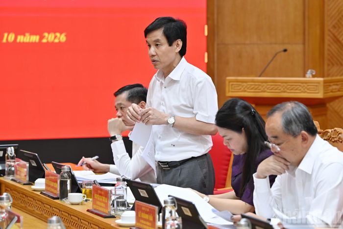 Phó Bí thư Đảng ủy, Chủ nhiệm Ủy ban Kiểm tra Đảng ủy các cơ quan Đảng Trung ương Nguyễn Quang Trường trình bày báo cáo tại hội nghị.