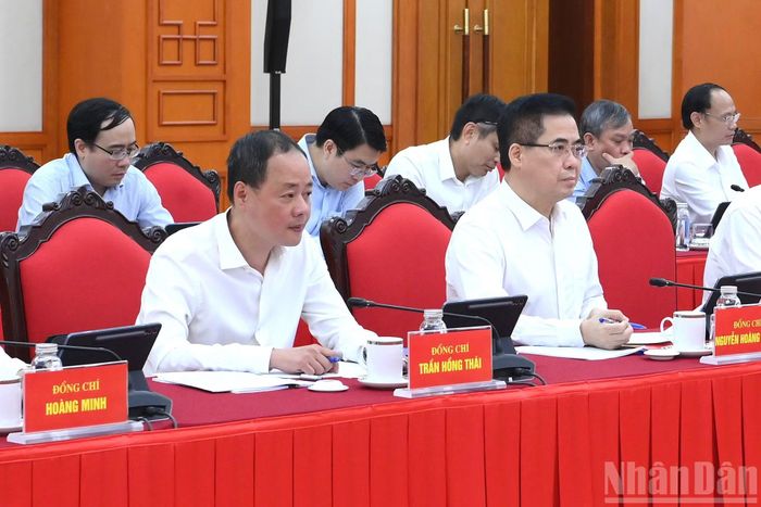 Các đại biểu tham dự cuộc làm việc.