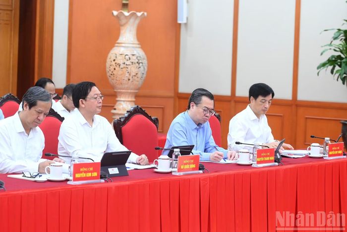 Các đồng chí lãnh đạo Đảng, Nhà nước và các đại biểu tham dự cuộc làm việc.