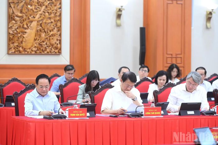 Các đồng chí lãnh đạo Đảng, Nhà nước và các đại biểu tham dự cuộc làm việc.