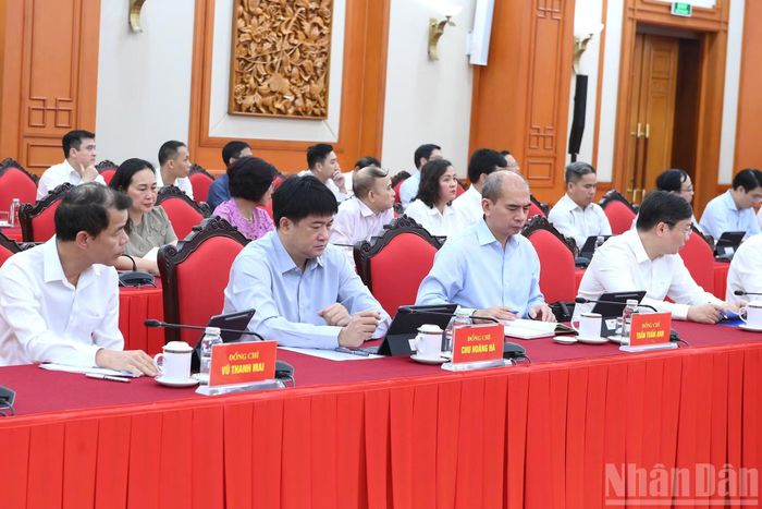 Các đại biểu tham dự cuộc làm việc.