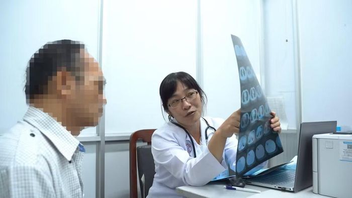 Bác sĩ kiểm tra hình ảnh về tình trạng phổi của bệnh nhân. (Ảnh: Bệnh viện cung cấp)