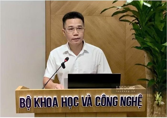 Ông Lê Văn Chung, đại diện Vụ Bưu chính (Bộ Khoa học và Công nghệ) chia sẻ tại họp báo thường kỳ tháng 9. (Ảnh: Bộ Khoa học và Công nghệ)