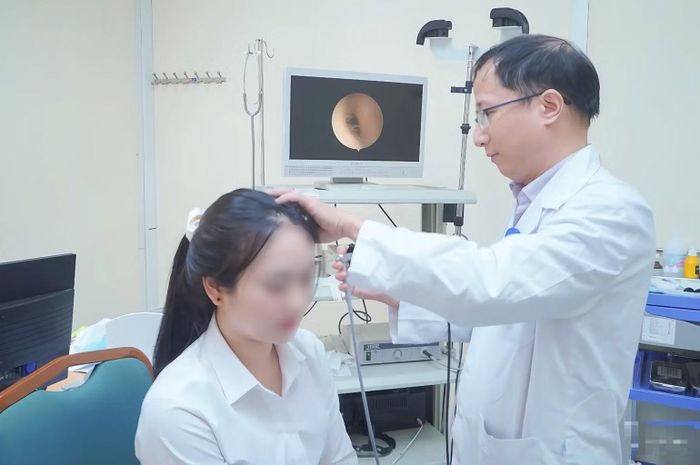 Bác sĩ khám lâm sàng xem xét các kết quả cận lâm sàng như xét nghiệm, chẩn đoán hình ảnh... nếu còn giá trị tham khảo cho chẩn đoán thì không chỉ định thực hiện lại nhằm tránh lãng phí. (Ảnh nhandan.vn)