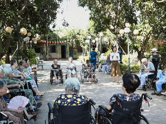  Một buổi sinh hoạt tập thể người cao tuổi tại Trung tâm chăm sóc người cao tuổi Nhân Ái (Hà Nội). ﻿(Ảnh: MINH HUỆ) 
